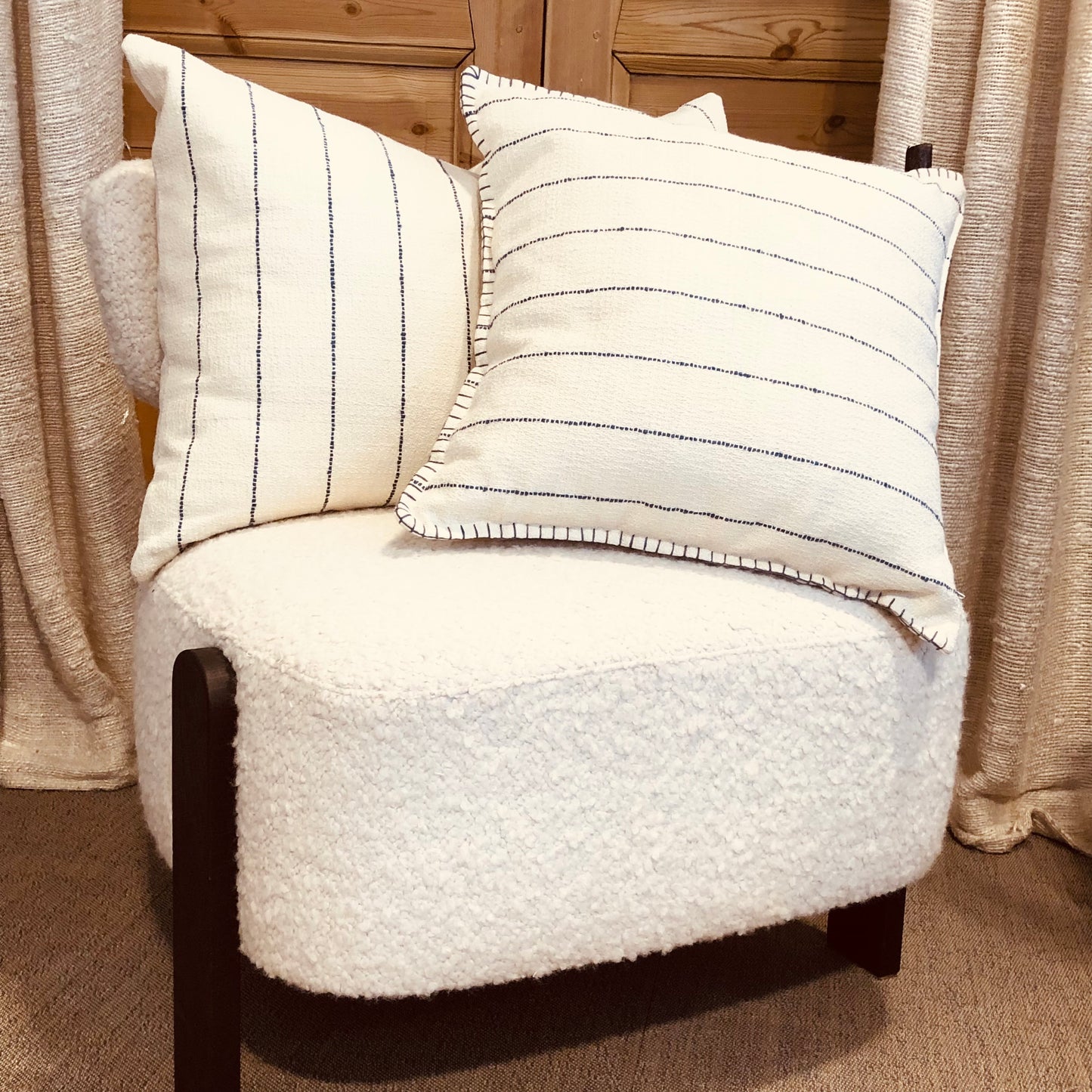 Set van ecru met een gestikte blauwe draad