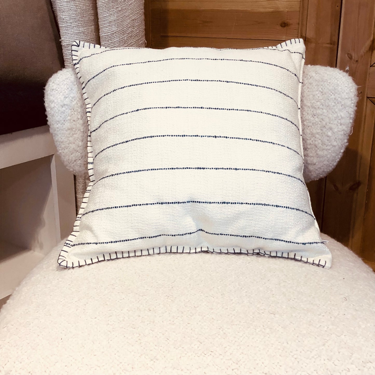 Set van ecru met een gestikte blauwe draad