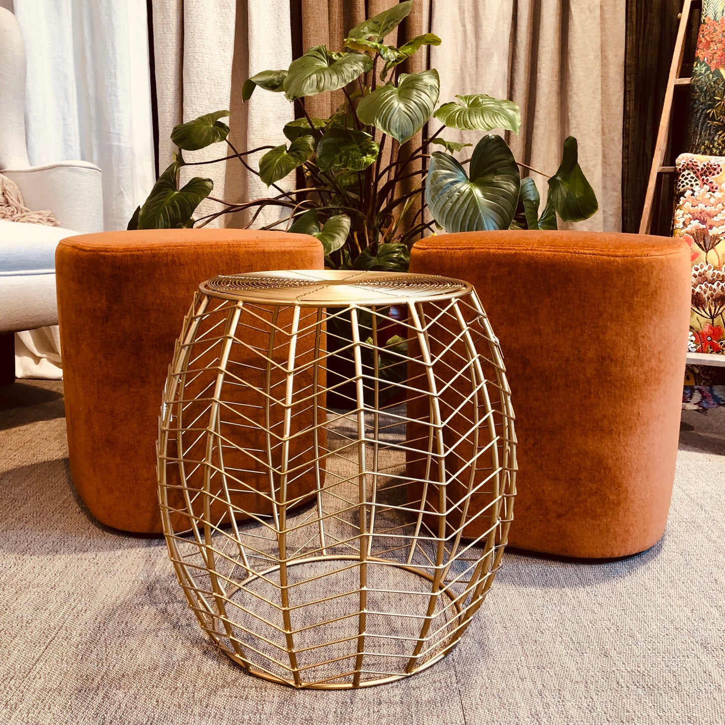 Gouden metalen tafel of mand