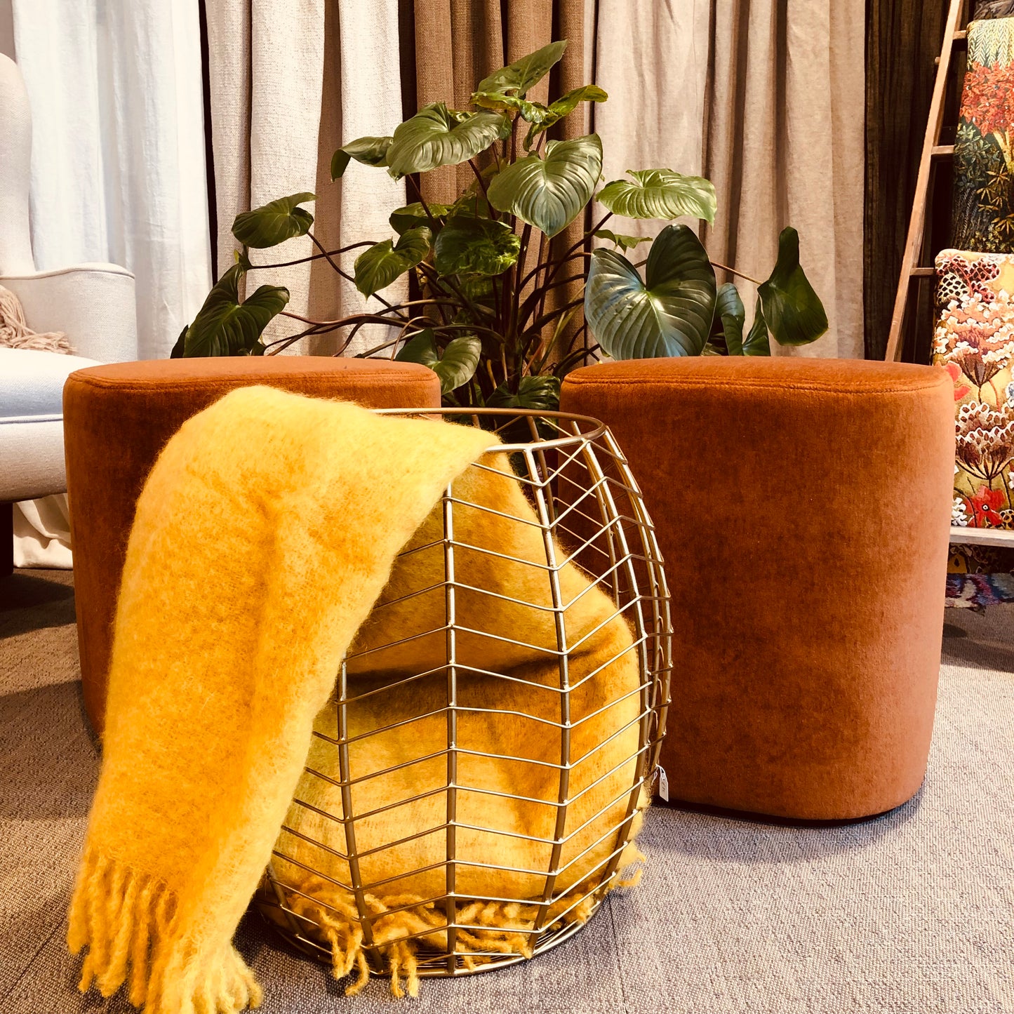 Gouden metalen tafel of mand