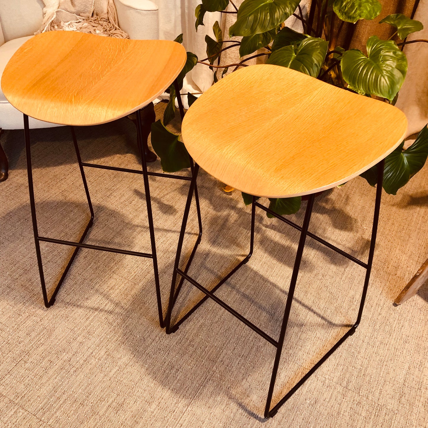 Barkrukken set van 2 - lichtbruine zit met zwart metalen onderstel