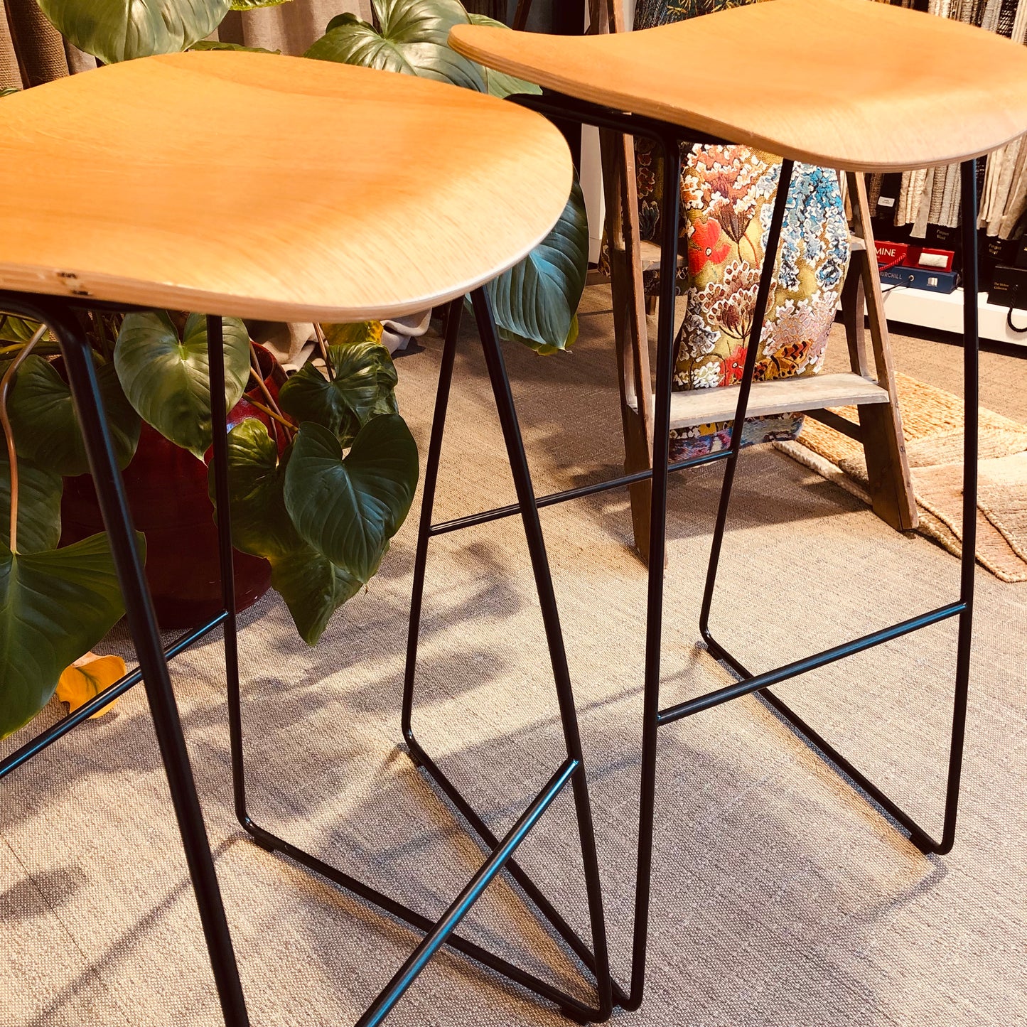 Barkrukken set van 2 - lichtbruine zit met zwart metalen onderstel