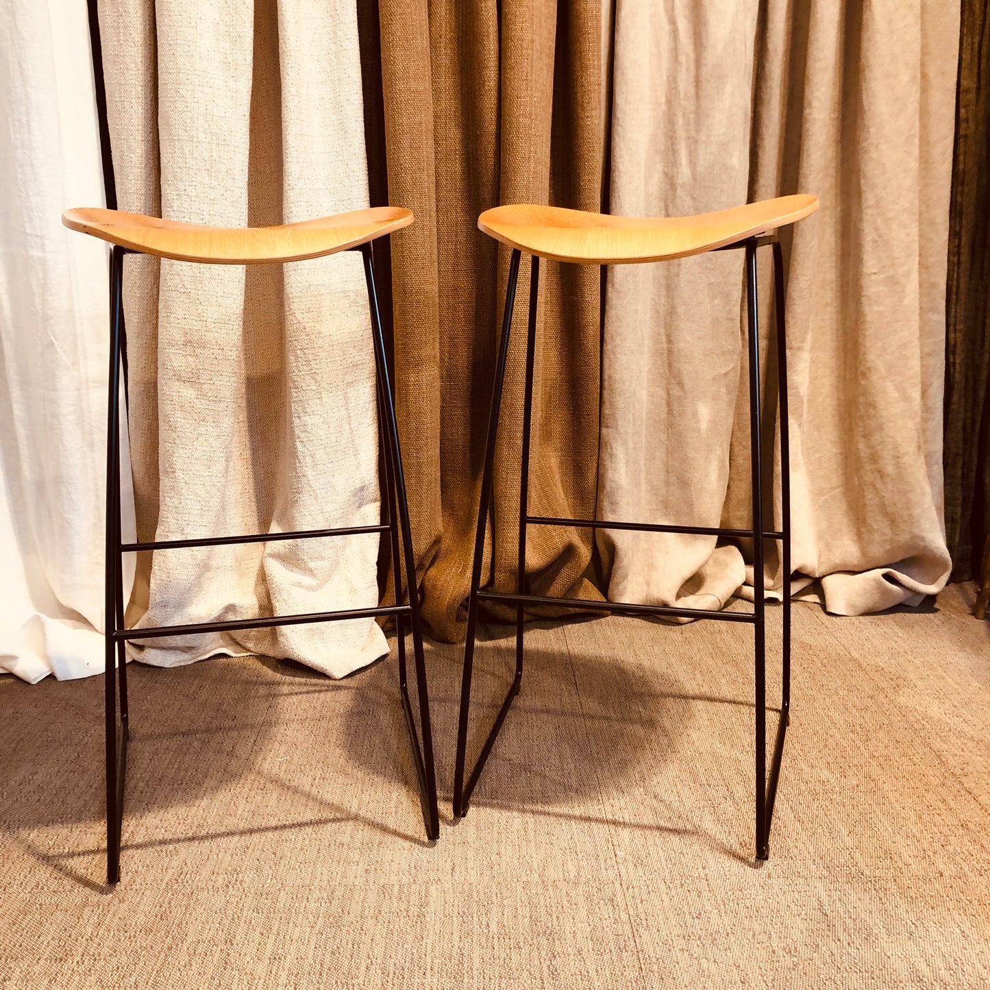 Barkrukken set van 2 - lichtbruine zit met zwart metalen onderstel