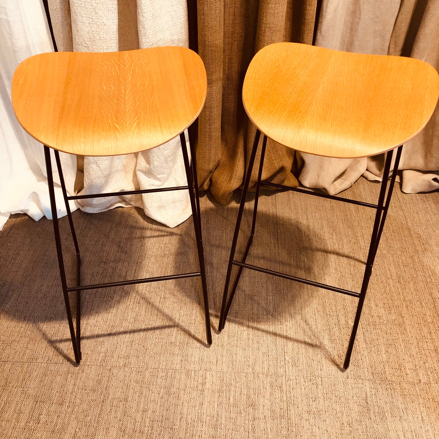 Barkrukken set van 2 - lichtbruine zit met zwart metalen onderstel