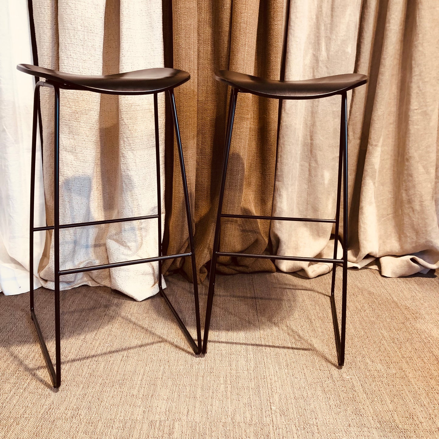 Barkrukken set van 2 - zwarte zit met zwarte metalen onderstel