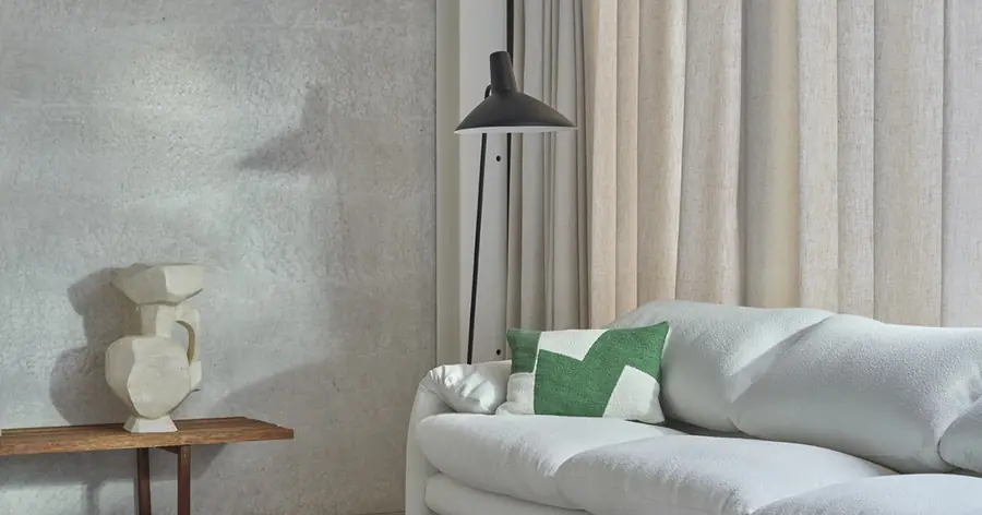 Woonkamer met sofa en gordijn. Stoffen van Aristide.