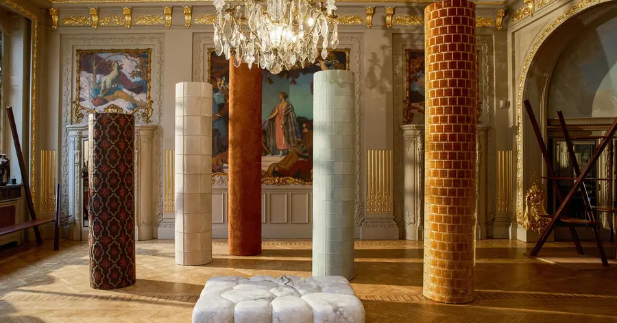 Klassieke hal met beklede zuilen. Behang van Arte.