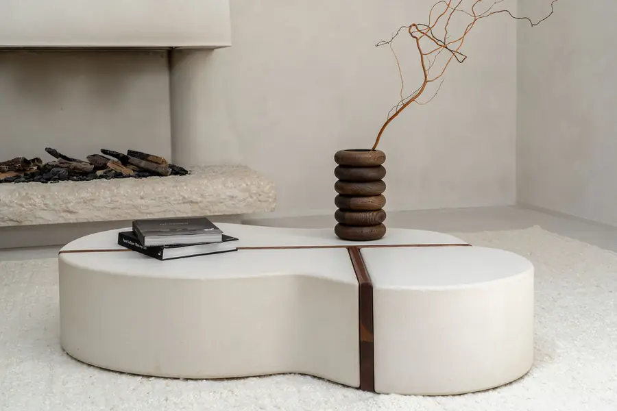 Strakke woonkamer met salontafel. Meubelen van Atelier Nilsen - Grace Agency.
