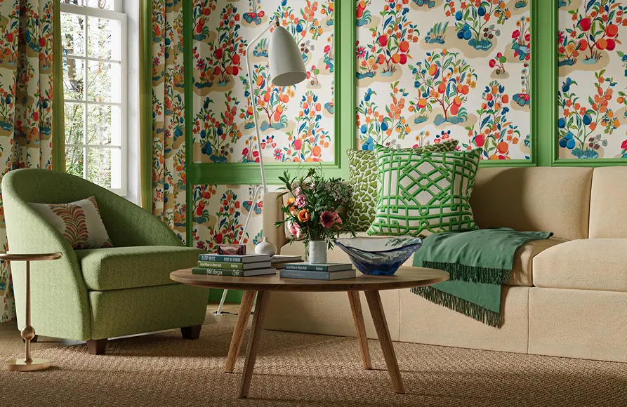 Groene kamer met bloemenbehang en sofa. Stoffen van Brunschwig & Fils.