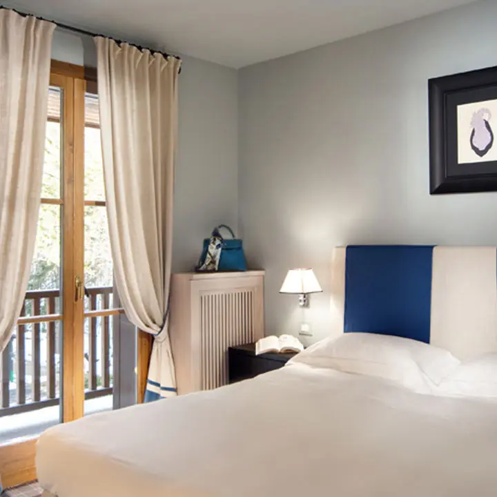 Slaapkamer met gordijnen. Stoffen van C&C Milano.