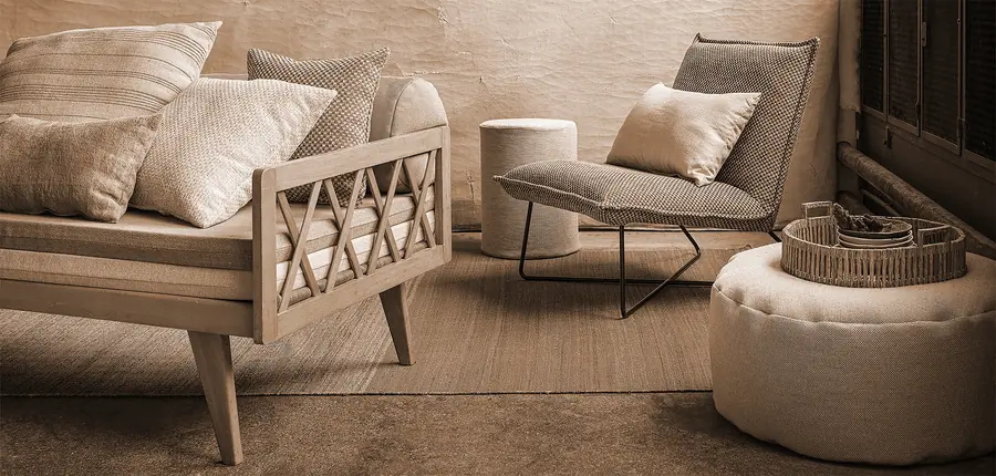 Sofa met kussens en poef in sepia. Stoffen van Casal.