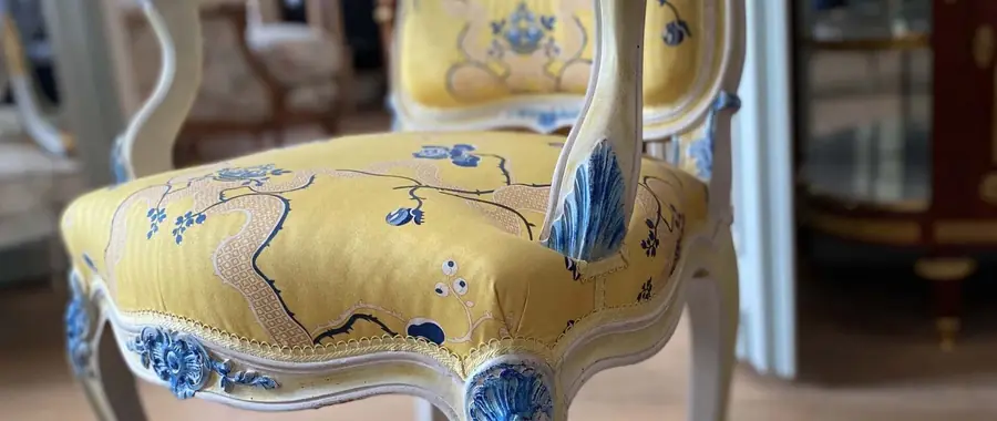 Fauteuil bekleed met gele toile de Jouy. Stoffen van Charles Burger.