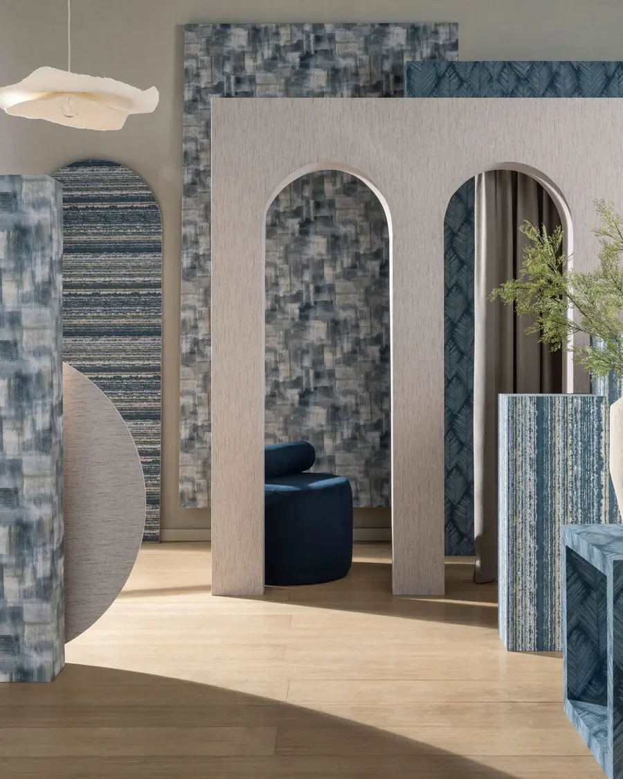 Toonzaal met blauwe stoffen tussen bogen. Stoffen van Clarke & Clarke.