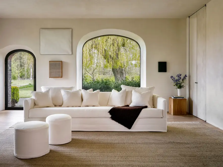 Lichte woonkamer met witte sofa. Stoffen van Collett & Victor.