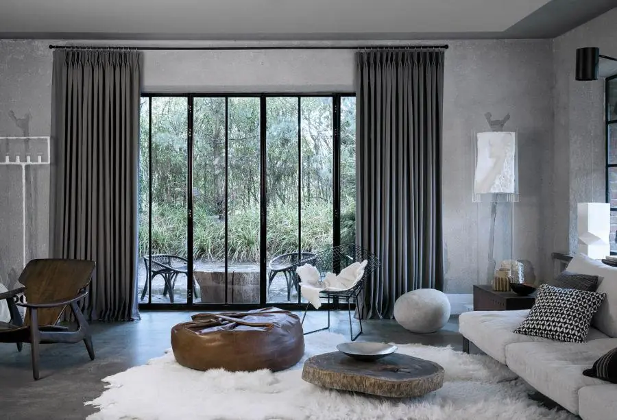 Woonkamer met grijze gordijnen. Raamdecoratie van Copa Home.