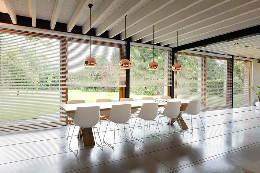 Lange eetkamer met raamdecoratie. Raamdecoratie van Copa Home.