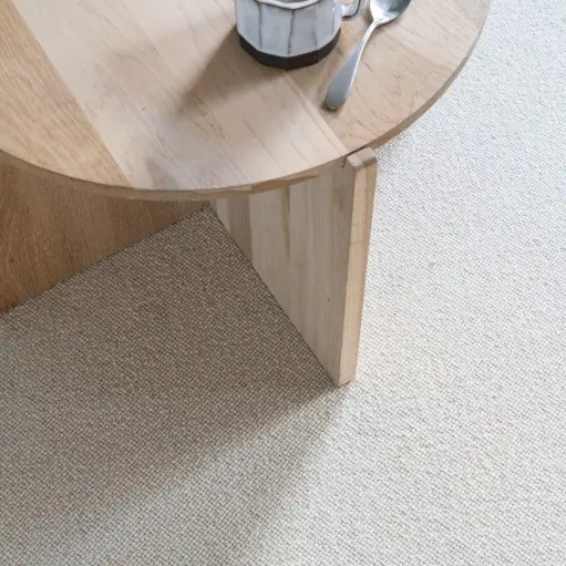 Tapijt met een tafelpoot van dichtbij. Tapijt van Creatuft.