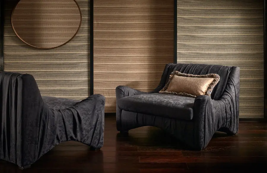 Fauteuil met gedrapeerd linnen en ronde spiegel. Stoffen van De Le Cuona.