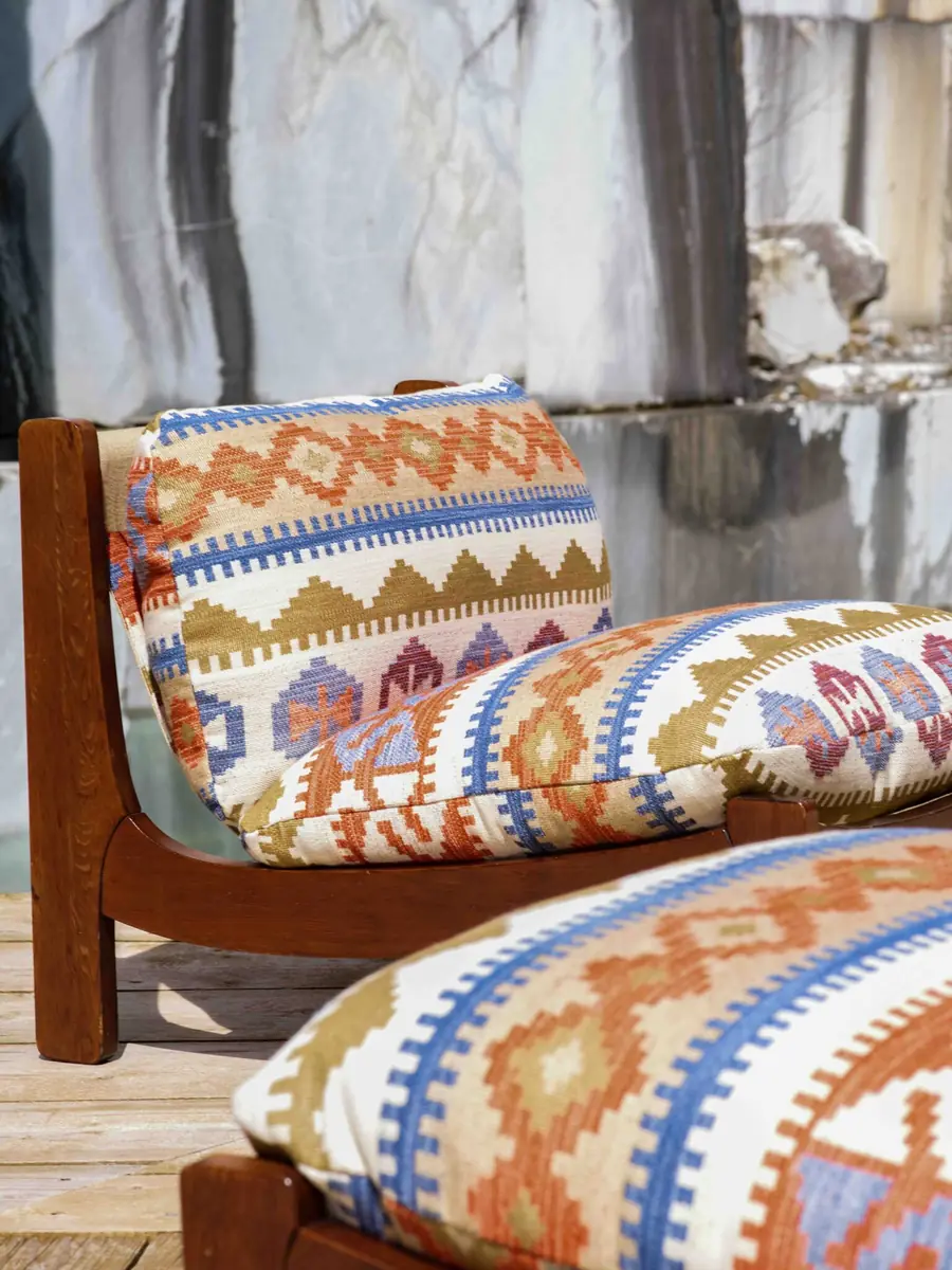 Fauteuil bekleed met een veelkleurig zigzagdessin in de marmergroeve. Stoffen van Decortex Firenze.