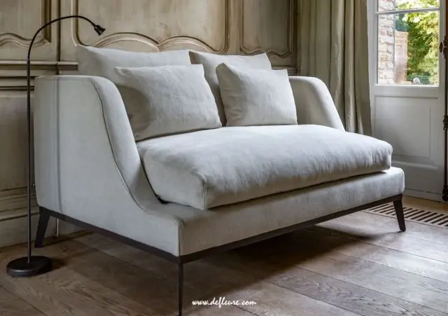 Witte sofa bij het raam. Meubelen van Defleure.