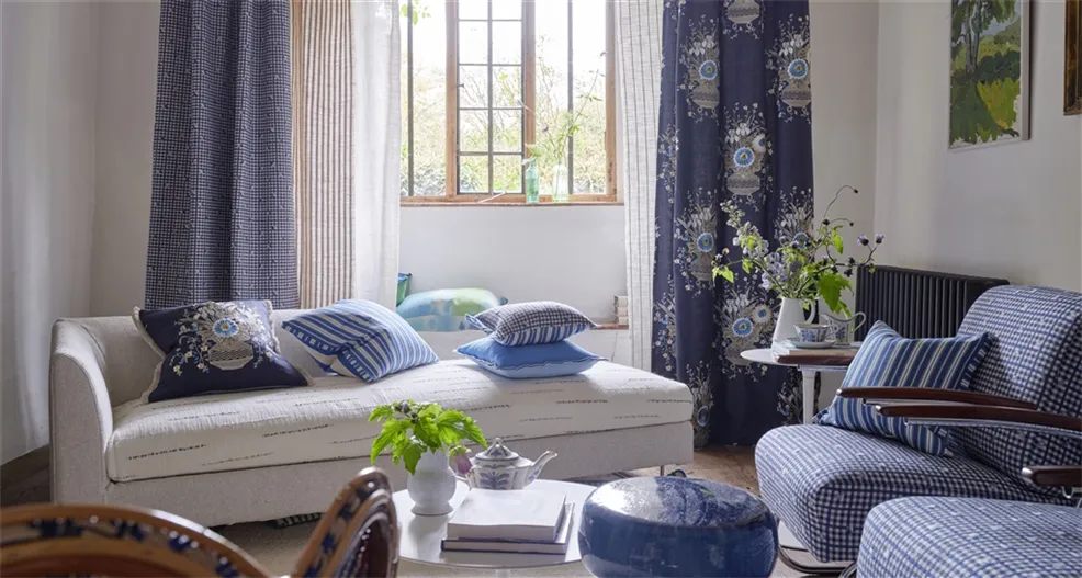 Zitbank voor botanisch behang in groen. Stoffen van Designers Guild.