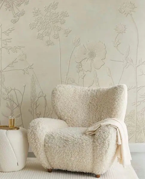 Boucle fauteuil voor behang. Behang van Eijffinger.