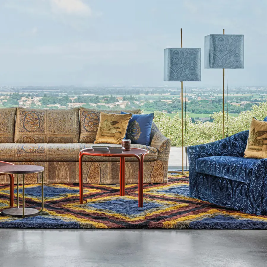 Terras met sofa in paisleystof en blauw tapijt, Etro Home Interiors. Stoffen van Etro.