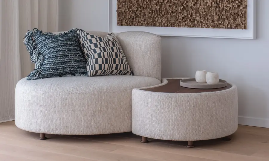 Witte ronde sofa met kussens. Meubelen van Evolution 21.