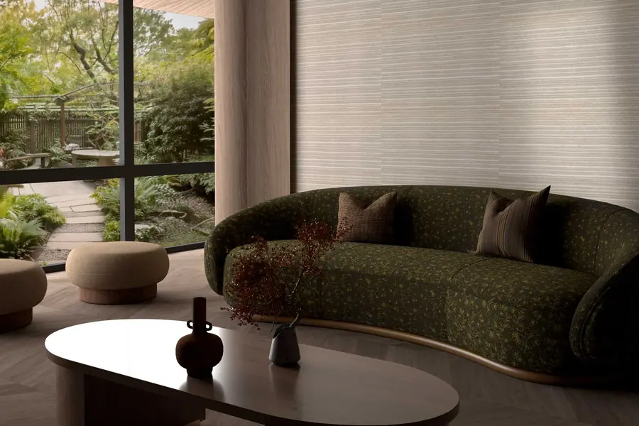 Woonkamer met groene sofa. Stoffen van Filippo Uecher.