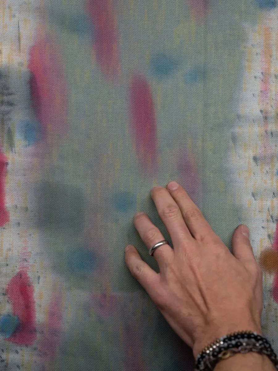 Hand op bedrukte stof. Stoffen van Fortuny.