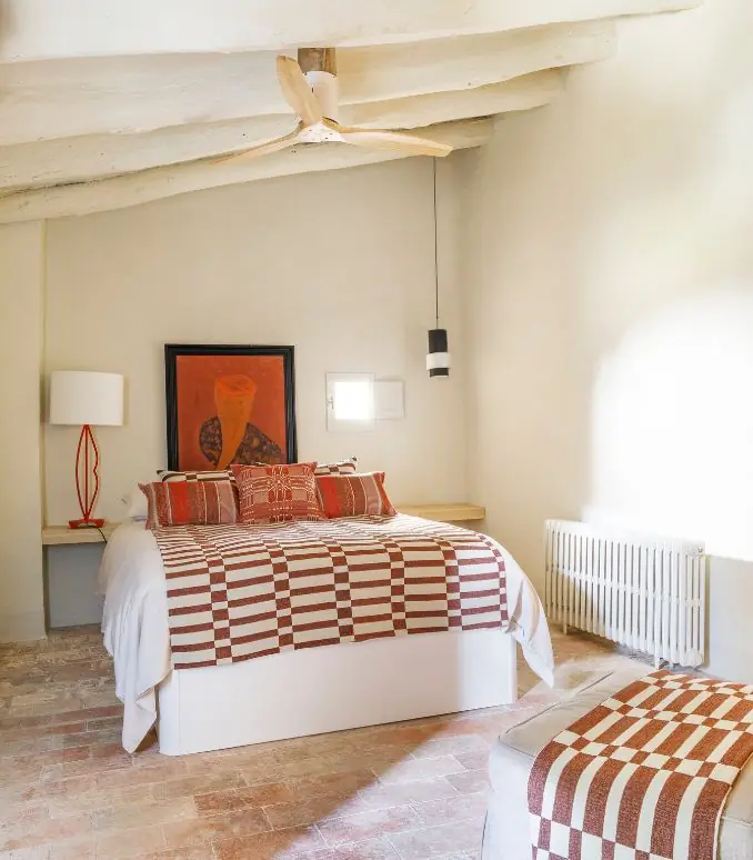 Slaapkamer met gestreepte sprei. Stoffen van Gancedo.
