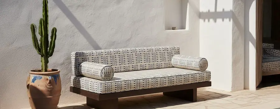 Daybed tegen een witte wand. Stoffen van Gancedo.