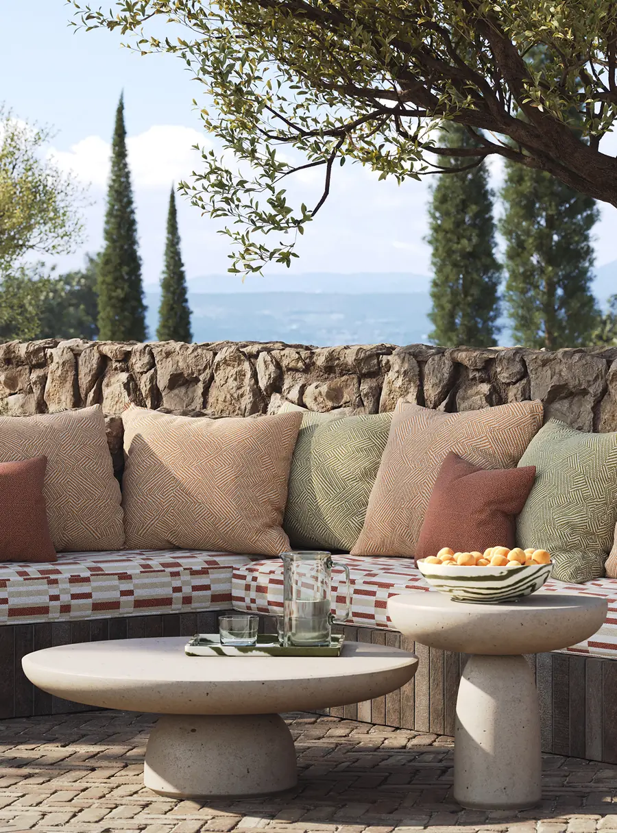 Terras met kussenbank. Stoffen van George Spencer Design.