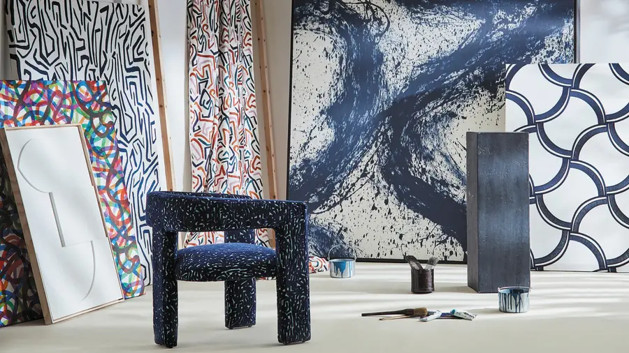 De ontwerpstudio met geschilderde dessins. Stoffen van Harlequin.