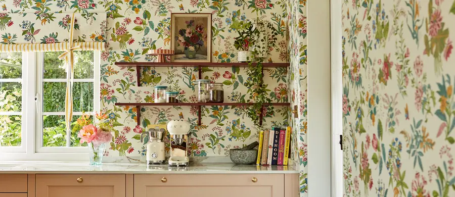 Keuken met bloemenbehang en open rek. Stoffen van Harvizo.