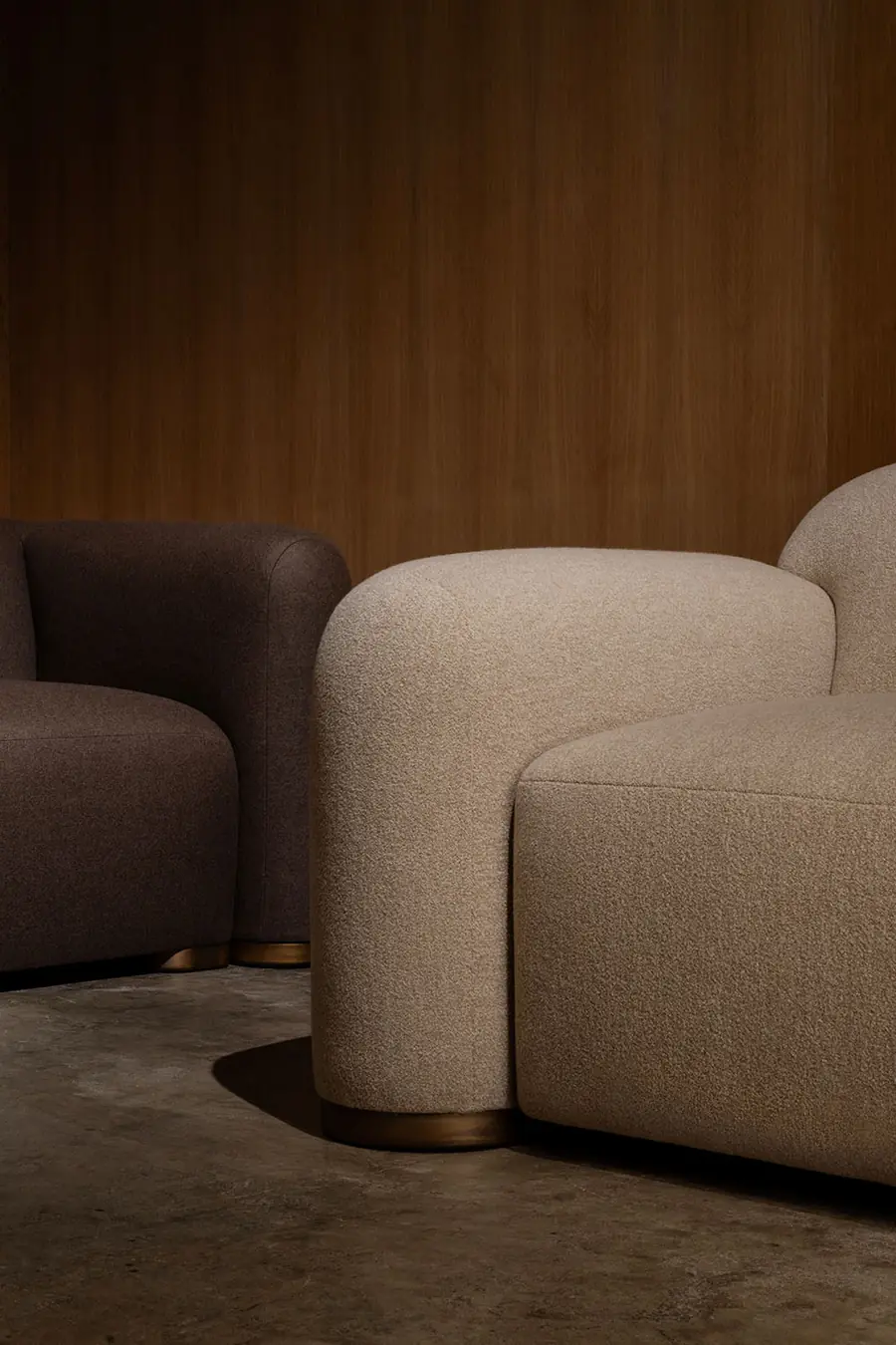 Fauteuil tegen houten wand. Stoffen van Holland & Sherry.