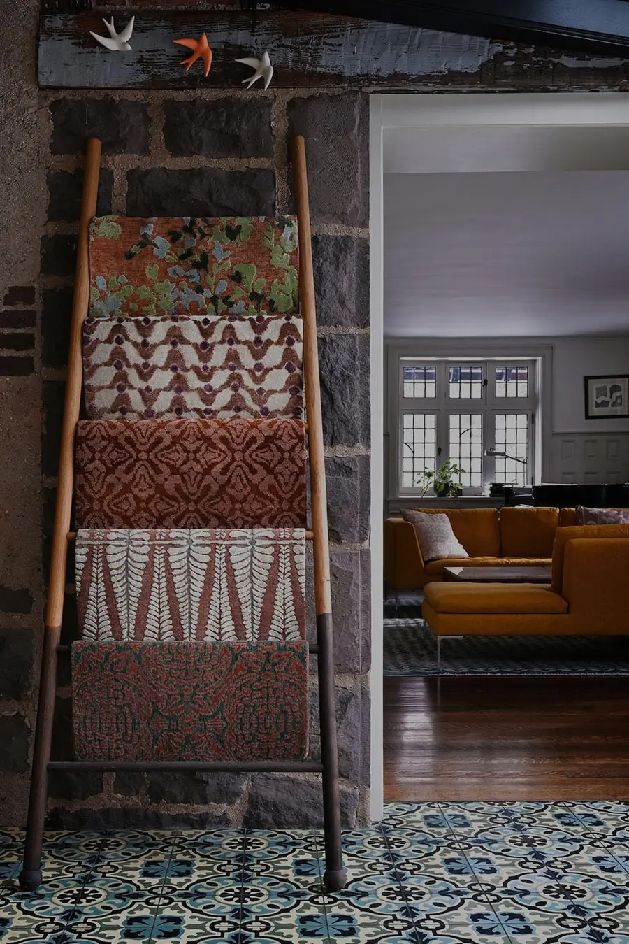 Gang met ladder en textiel. Stoffen van Holland & Sherry.