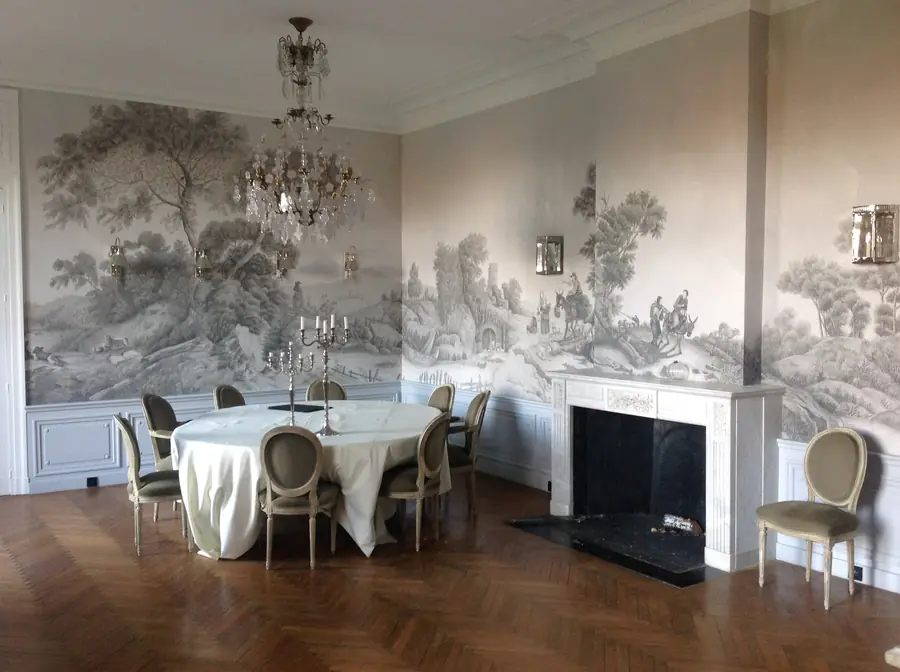 Eetkamer met panoramisch grisaille landschapsbehang. Behang van Iksel.