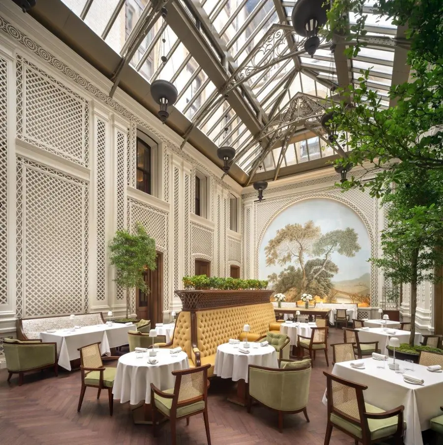 Restaurantzaal met wandbeelden. Behang van Iksel.