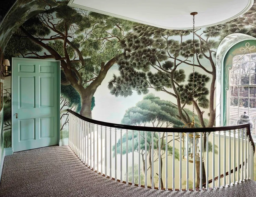Trappenhal met panoramisch wandbeeld. Behang van Iksel.