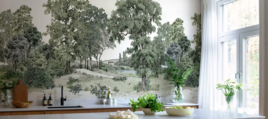 Keuken met panoramisch boslandschap als behang. Behang van Isidore Leroy.