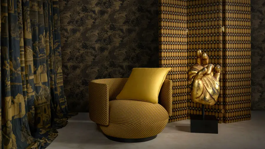 Kamer met kamerscherm en gele zetel. Stoffen van Jim Thompson.