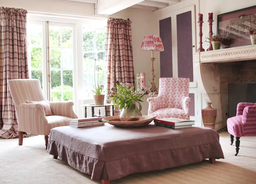 Zitkamer met aubergine sofa en geruite gordijnen. Stoffen van Kate Forman.