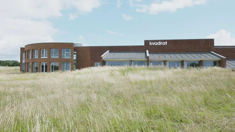Het bedrijfsgebouw in het landschap. Stoffen van Kvadrat.
