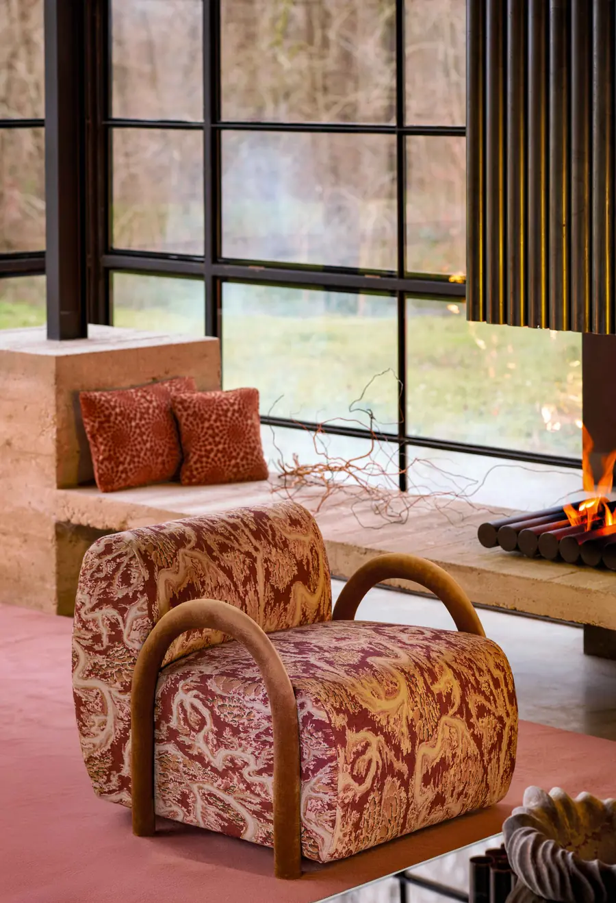 Woonkamer met bedrukte fauteuils. Stoffen van Lelièvre.