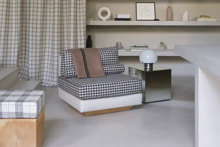 Kamer met geruite gordijnen. Stoffen van Les Créations de la Maison.