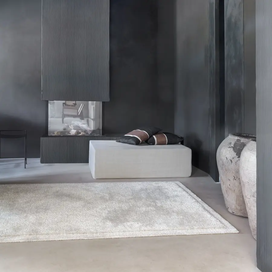 Donkere kamer met tapijt. Tapijt van Ligne Pure.