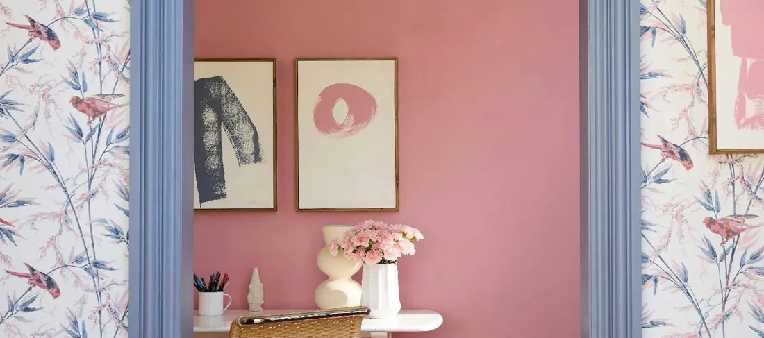 Roze wand tussen panelen met vogelbehang. Verf en behang van Little Greene.