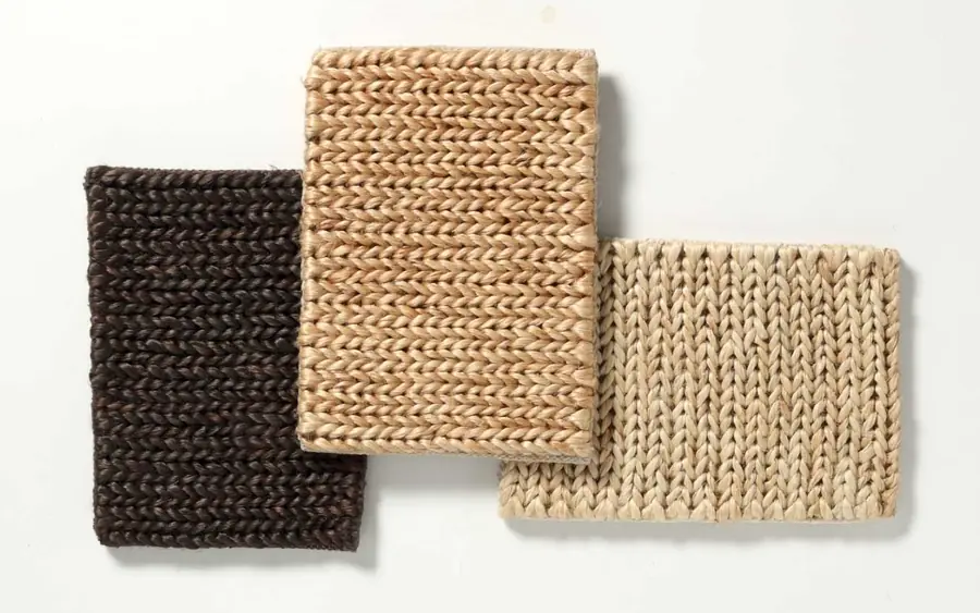 Drie gevlochten tapijtstalen in bruin en beige. Tapijt van Loook.
