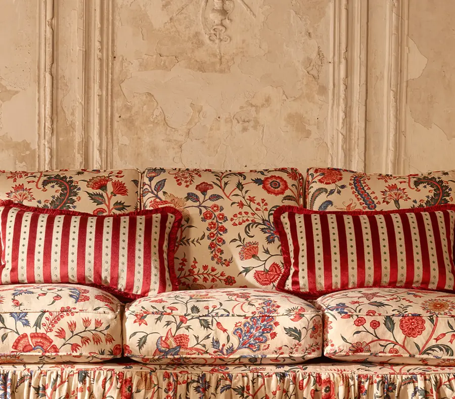 Sofa met bloemenstof en gestreepte kussens. Stoffen van Manuel Canovas.